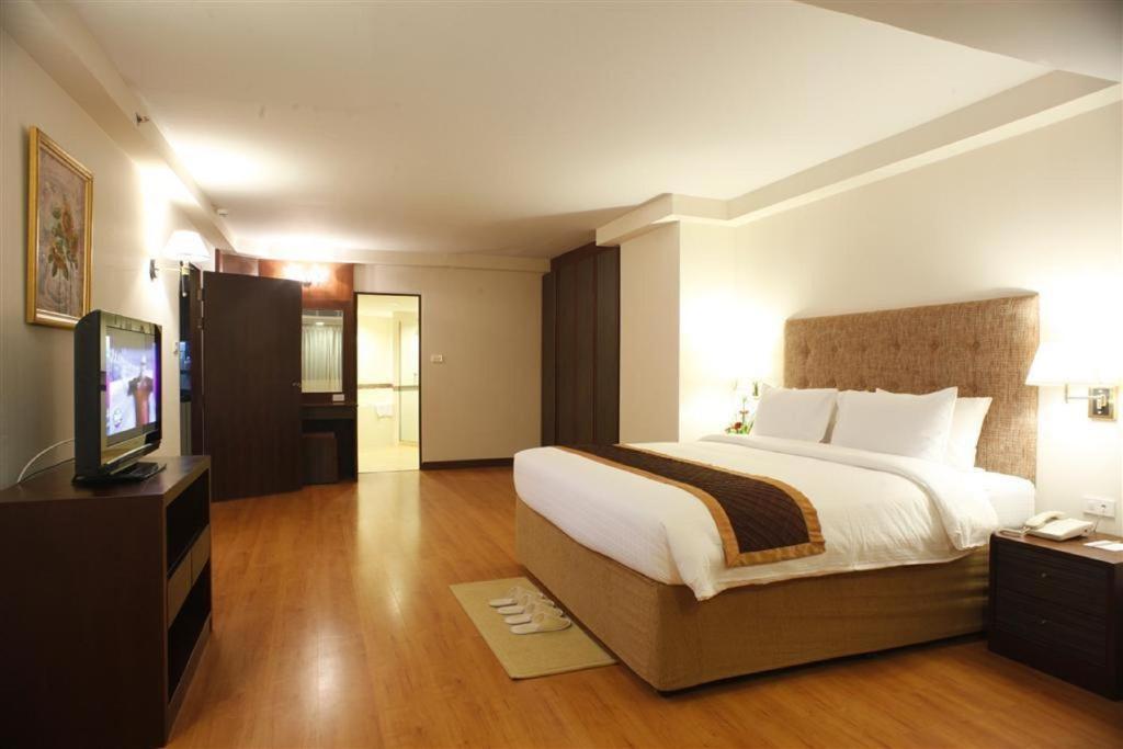 Hotel Furama Čiang Mai Pokoj fotografie
